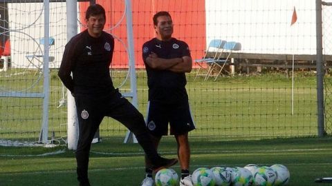 Chivas anuncia al cuerpo técnico de Coyote