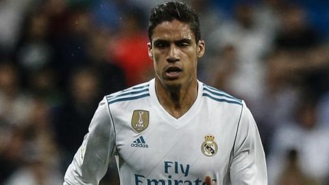 Varane, en la mira del Manchester United, reconsidera su futuro en el Real Madri