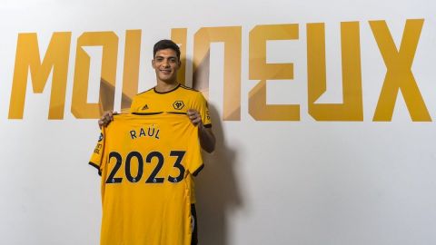 Raúl Jiménez firma hasta 2023 con Wolverhampton