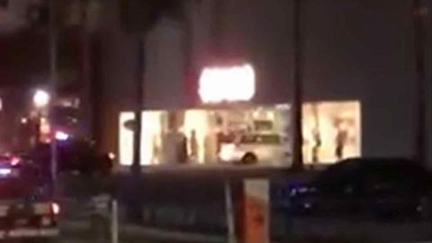 Estadounidense choca contra tienda departamental en Sonora