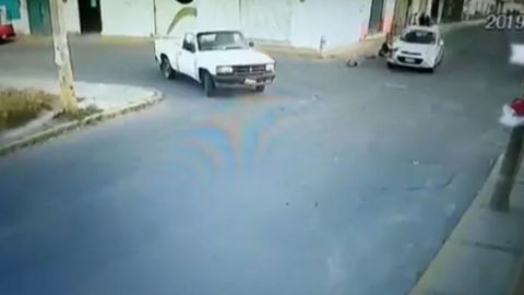 Captan momento en que automovilista embiste a niño en Puebla