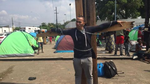 Migrante cubano se "crucifica" en Chiapas