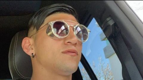 Alan Pulido presume su auto de lujo