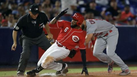 Rojos derrotan a Wainwright y Cardenales en México