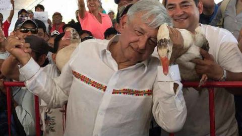 Artesano de Campeche le regala a AMLO una marimba