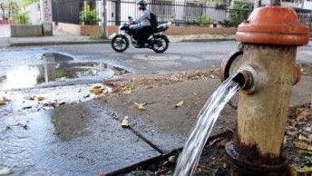 Roban hidrante y dejan a 2 colonias sin agua