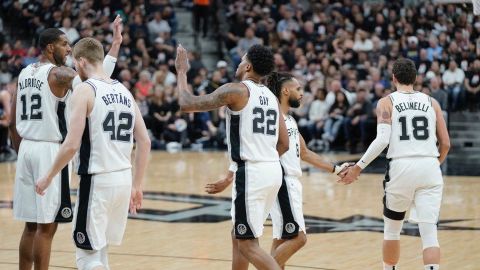 White anota 36 puntos en triunfo de Spurs sobre Nuggets