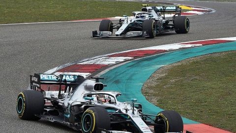 Bottas: El que va primero aún "controla" la carrera