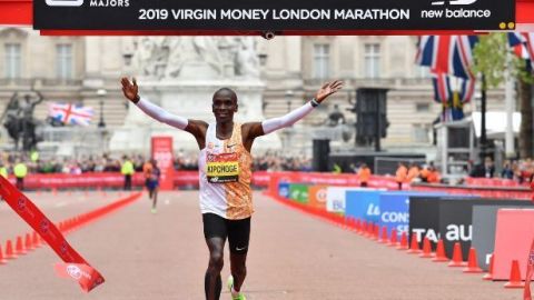 Eliud Kipchoge impone en Londres segunda mejor marca mundial