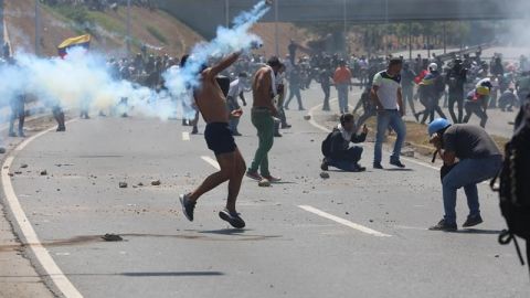 VIDEO: Una tanqueta atropella a manifestantes cerca de base militar en Caracas