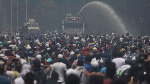 Gobierno amenaza con usar las armas ante "golpe" en Venezuela