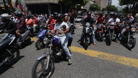 Militares pro-Guaidó abandonan la base y comienzan los disturbios alrededor