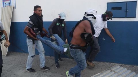 Al menos 69 heridos en protestas de Caracas tras intento de levantamiento