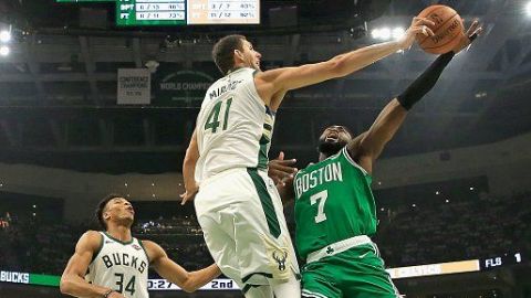 Bucks se vengan de Celtics; arrollan y empatan serie