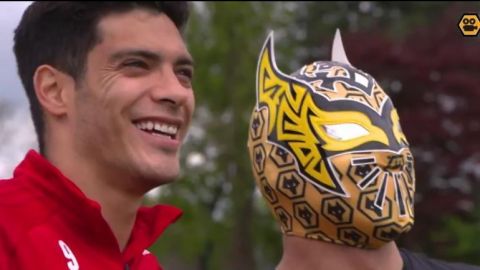 Luchador Sin Cara visita a Raúl Jiménez con el Wolverhampton