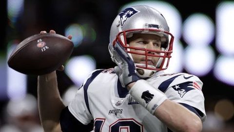 Tom Brady bromea con no ser el mariscal de campo mejor pagado