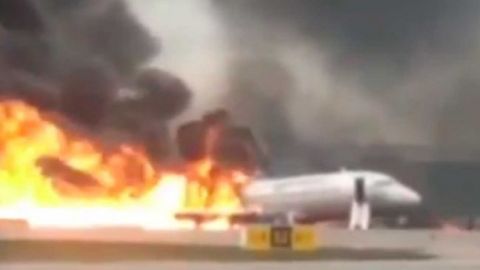 Al menos 13 muertos al incendiarse un avión en un aeropuerto de Moscú