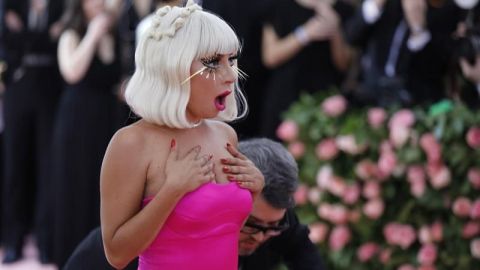 Lady Gaga sorprende en la gala del MET