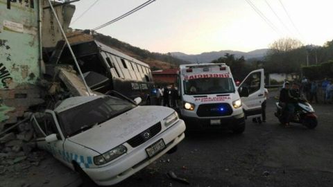 Choque de camión de la policía del Edoméx deja 2 muertos y 11 heridos