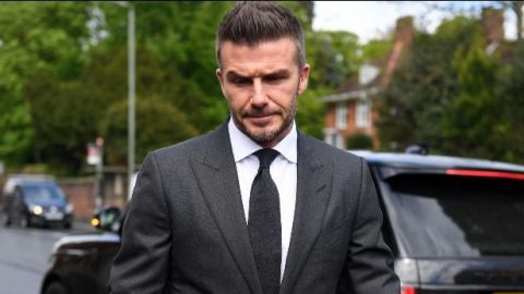 Suspenden licencia a David Beckham por hablar por teléfono al volante