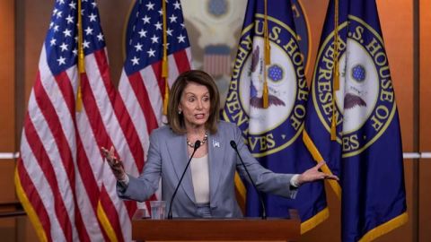 Pelosi acusa a Trump de obstruir justicia "cada día" y sopesa juicio político