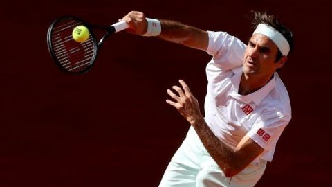 Federer pasa a cuartos en Madrid tras levantar dos bolas de partido