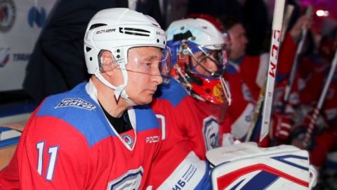 Putin asombra en partido de hockey sobre hielo
