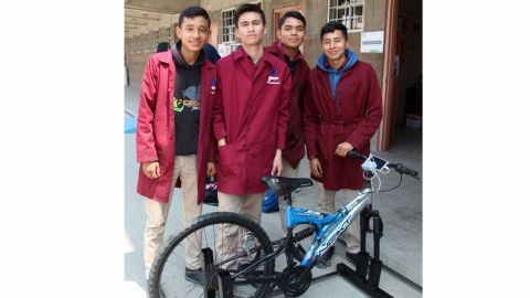 Estudiantes de Tijuana generan electricidad con bicicletas