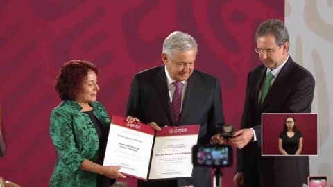 AMLO entrega reconocimientos a 33 profesores distinguidos