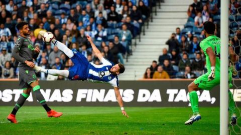 Héctor Herrera anota gol de tijera con el Porto