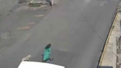 Captan en video a microbús que atropella a mujer en Naucalpan