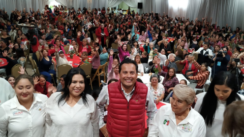 Refrendan apoyo 700 mujeres a Javier Urbalejo