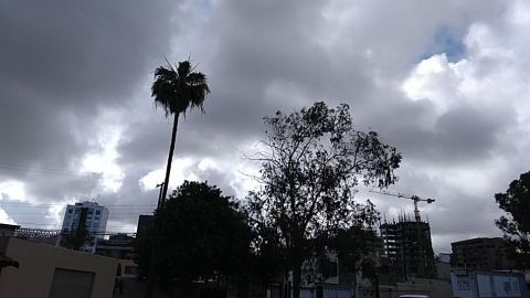 Lluvia en Tijuana deja socavón y accidentes