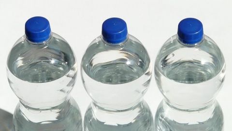 Reutilizar botellas de plástico es malo para la salud