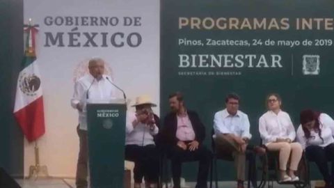 Lluvia sorprende a AMLO durante entrega de apoyos en Zacatecas