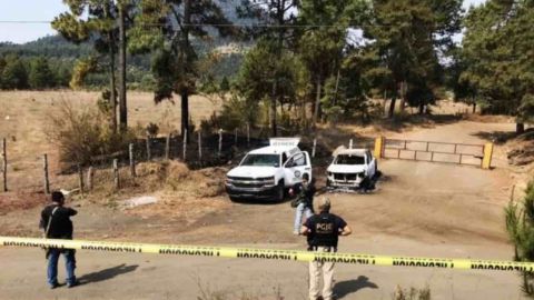 Abandonan camioneta con cinco cuerpos calcinados en Uruapan