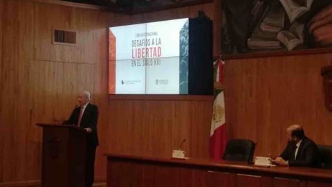 Vargas Llosa cuestiona a AMLO sobre democracia y populismo