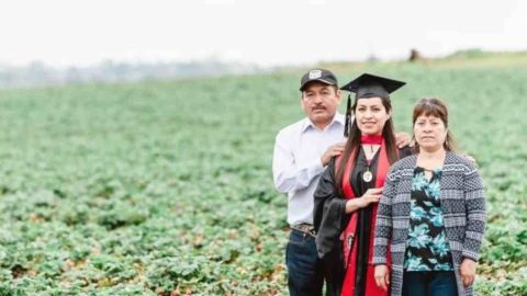 Celebra graduación con fotos en el campo donde trabajan sus padres