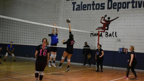 Disputan primeros duelos en torneos de voleibol