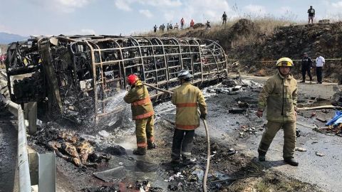 Suman 21 muertos tras accidente en autopista Veracruz-Puebla