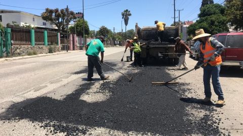 Eliminan baches en colonias de Tecate