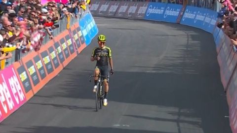 Chaves gana la 19na etapa del Giro, Carapaz sigue líder