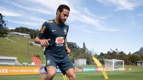 Neymar resta importancia a dolor en la rodilla