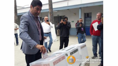 Desde temprano, emite su voto el candidato de Morena en Ensenada