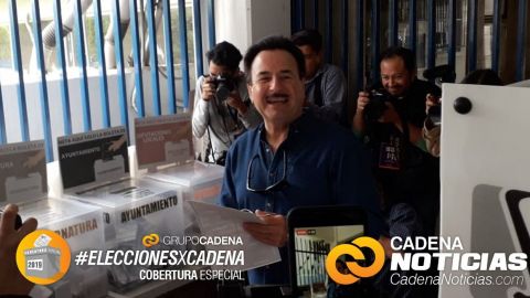 Emite su voto alcalde con licencia Juan Manuel Gastélum