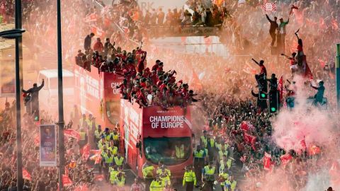 Con desfile, Liverpool festeja su título de la Champions