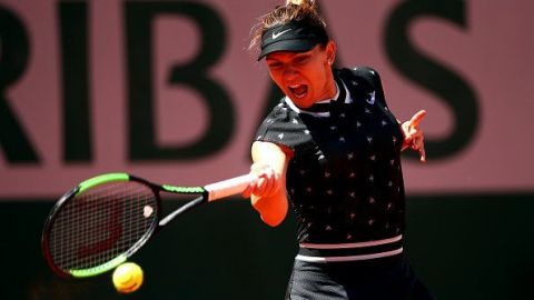 Simona Halep avanza en Roland Garros al dominar a Iga Swiatek