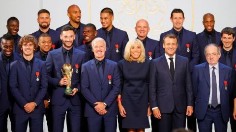 Macron condecora a la Selección francesa tras ganar el Mundial de Rusia