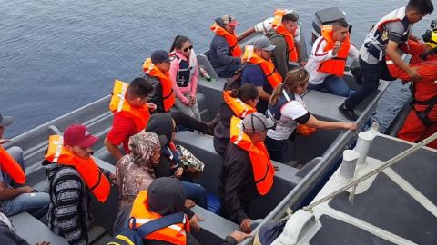 Rescata SEMAR a 20 personas de embarcación