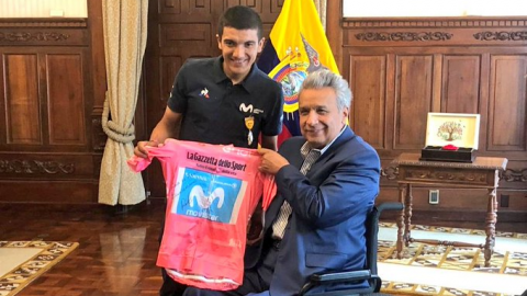 Presidente de Ecuador condecora a campeón del Giro de Italia